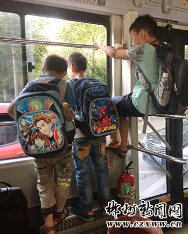 太危险小学生公交车上嬉戏推玩