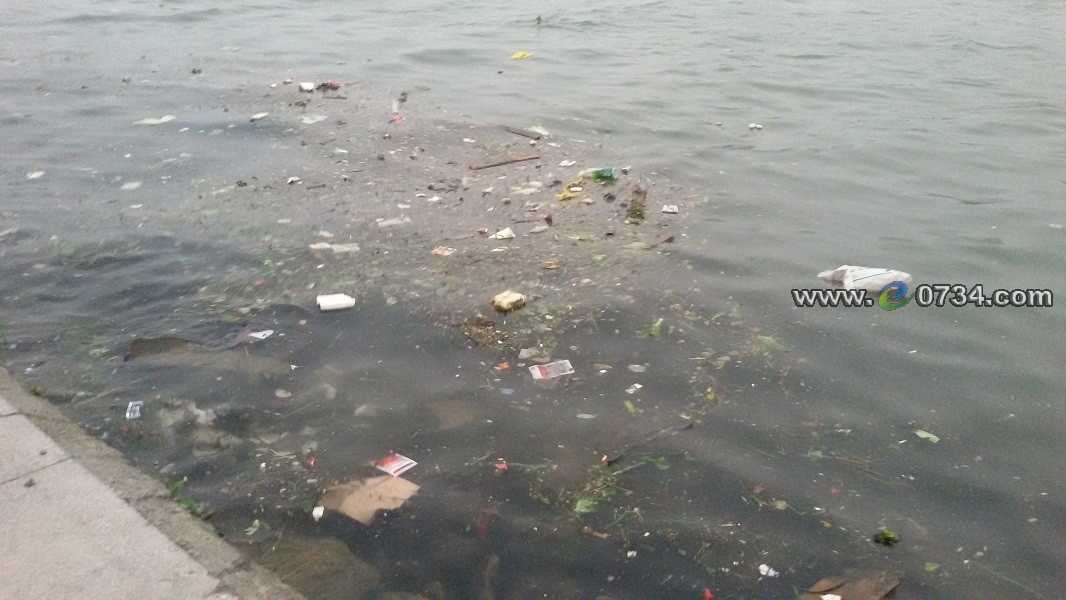 保护母亲河:清明祭祀河边烧纸垃圾污染湘江