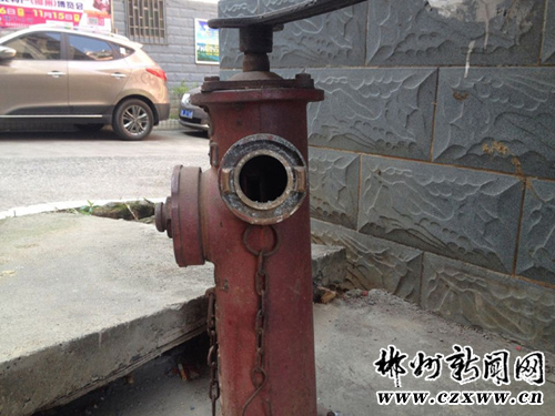 消防栓里竟然没水!老旧小区消防设施缺失令人