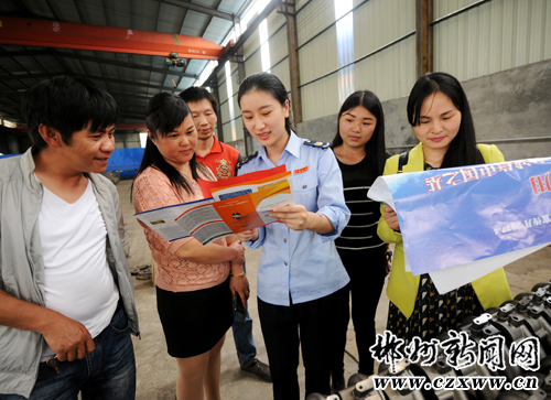 税务人员向纳税人宣传税法知识-郴州新闻网