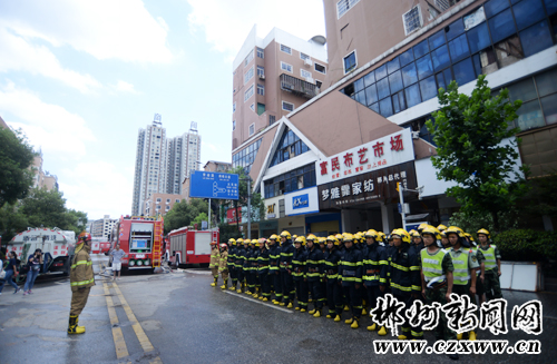 159名消防官兵奋力救火 市民称他们为最可爱的