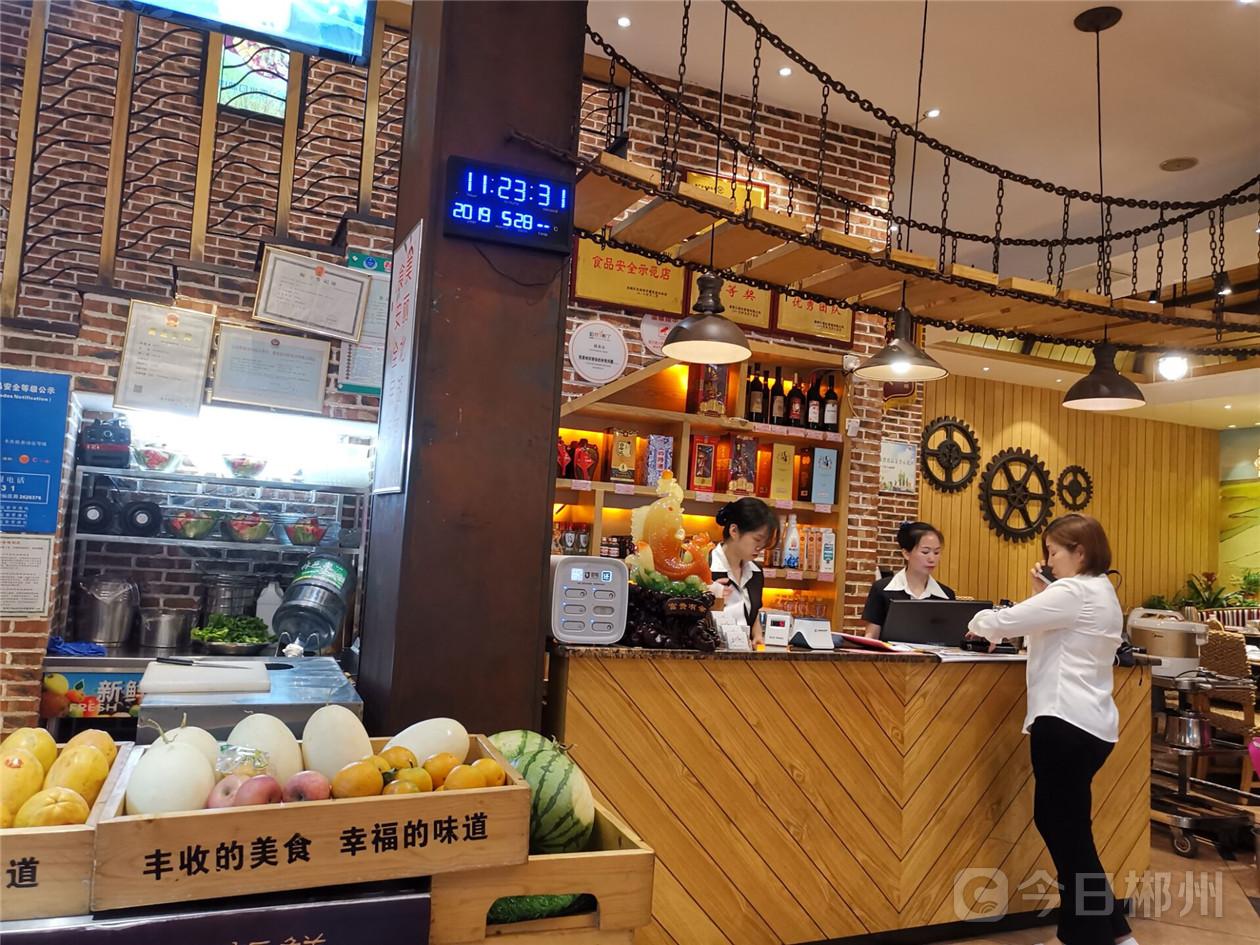 采访中,记者拍摄餐饮店收银台场景