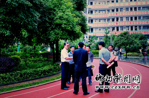 苏仙区委副书记李志红同志到苏园中学调研,鼓
