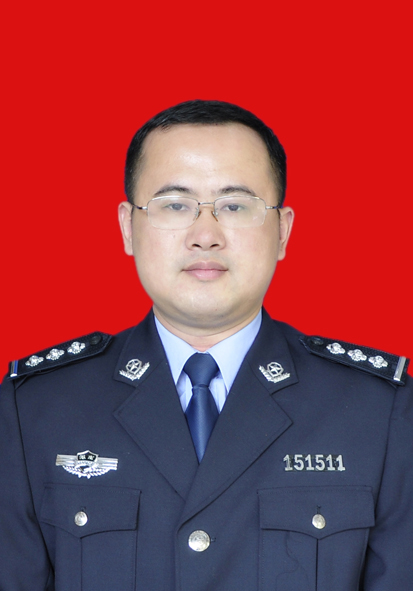 曹健,男,34岁,郴州市公安局交通警察支队直属六大队民警,曾荣立个人三