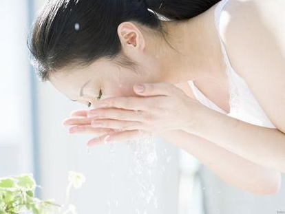 油光脸不能一洗了之 洗脸太勤反伤皮肤