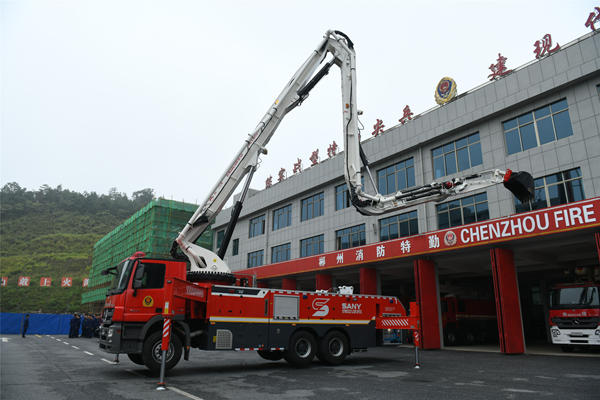 斥资购置的23米强臂破拆消防车和21米大吨位举高喷射消防车经过验收