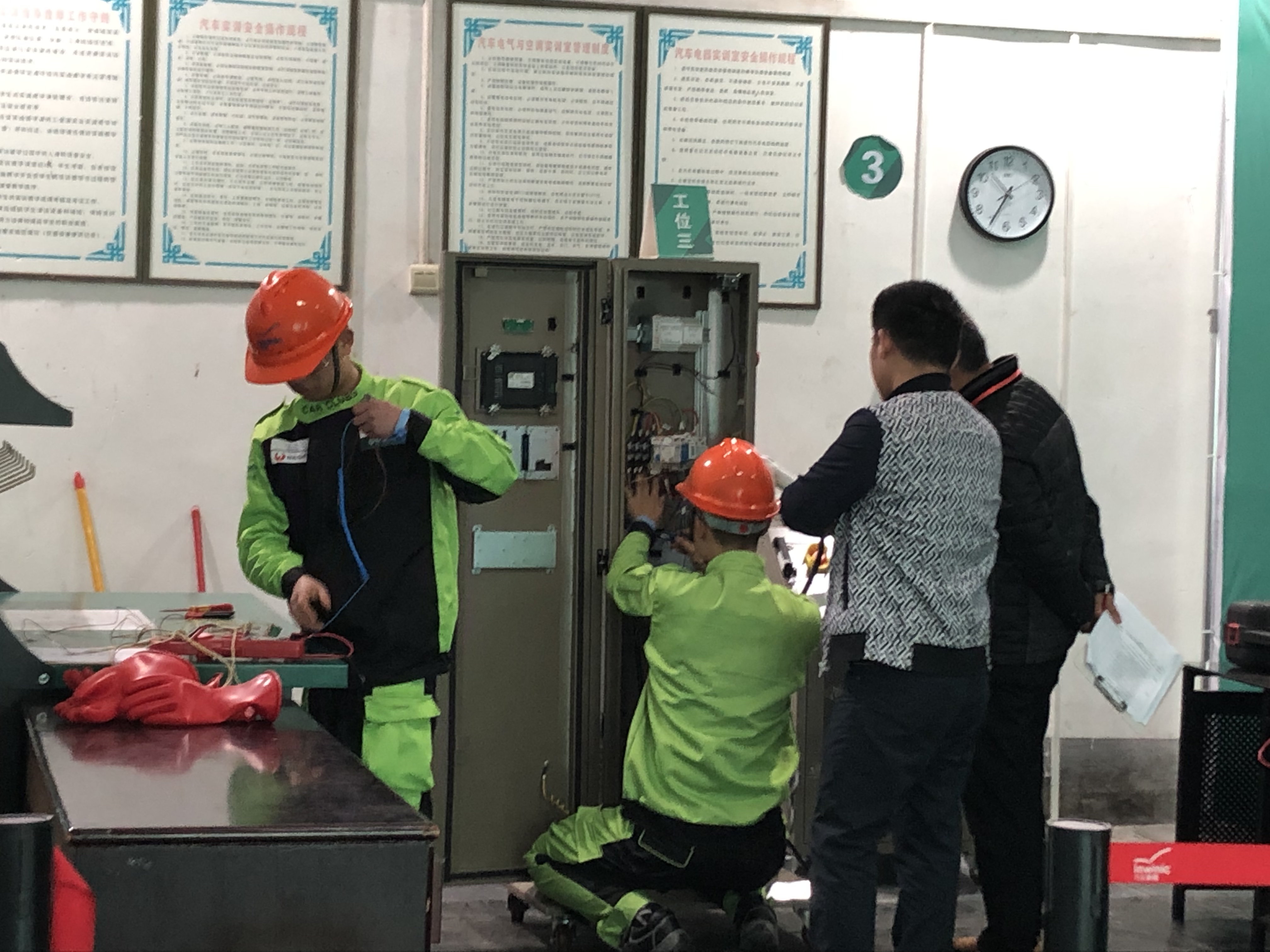 选手正在检修作业