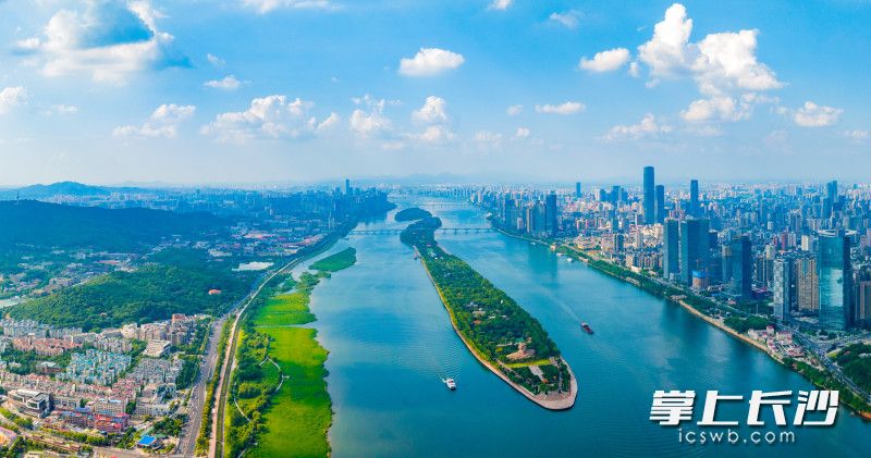 高空俯瞰橘子洲头，湘江一江碧水穿城而过。长沙晚报全媒体记者 邹麟 摄