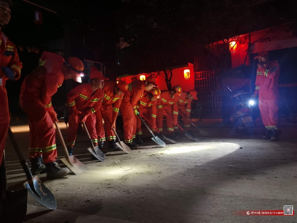 趁黑出动！全力清理淤泥和垃圾(图1)