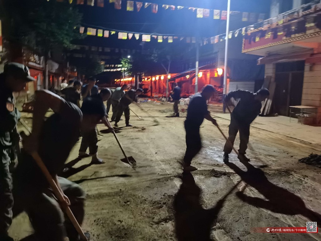 趁黑出动！全力清理淤泥和垃圾(图2)