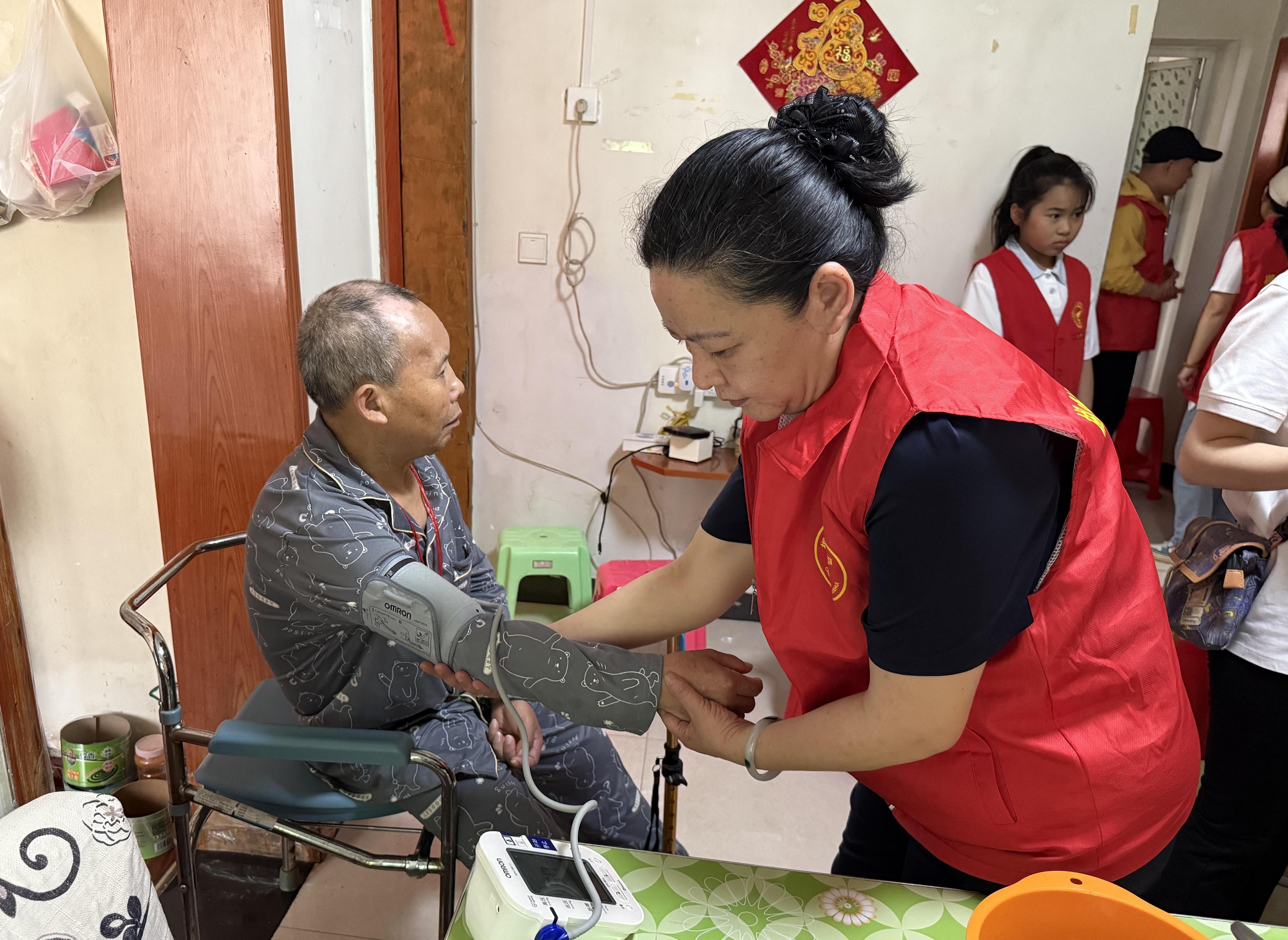 文明实践·志愿者在行动丨敲门问需解民忧 文明新风进万家 郴州“文明来敲门”行动走进南福社区