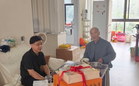 中秋送关怀 情暖老党员｜中国人寿永兴支公司开展中秋走访慰问活动